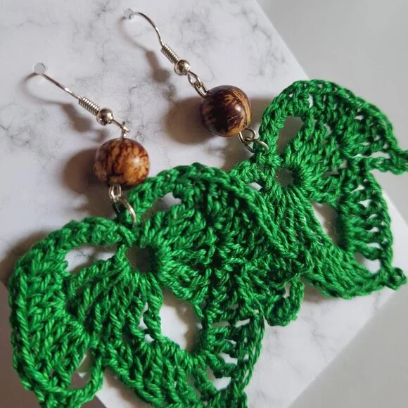 Handmade Green Crochet Leaf Earrings with Açaí Seeds - Picture 2 of 4